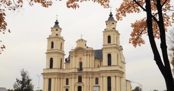 Budslau, Raión Myadzyel, Región de Minsk, Bielorrusia. Iglesia de la Asunción de la Santísima Virgen María en el Día de Otoño — Vídeo de stock