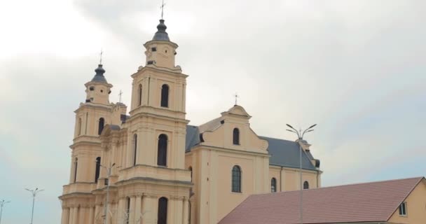 Budslau, Rayon Myadzyel, Gebiet Minsk, Weißrussland. Kirche Mariä Himmelfahrt im Herbst — Stockvideo