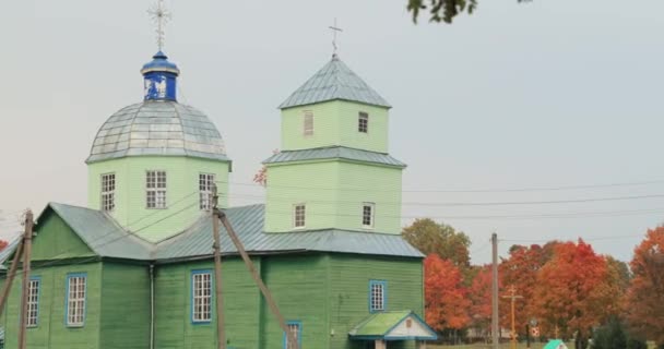 Porplishte, distriktet Dokshitsy, regionen Vitsebsk, Vitryssland. Gamla träkyrkan i Transfiguration — Stockvideo