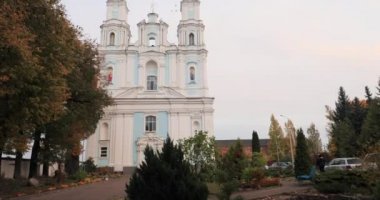 Hlybokaye ya da Glubokoye, Vitebsk Bölgesi, Belarus. Yer Değiştirilmiş Karmelitler Kilisesi 'ne adanmış Bakire Katedrali' nin Doğuşu. Kutsanmış Bakire Meryem 'in Sonbahar Günü Varsayımı