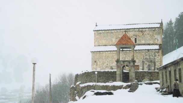 Sionin kylä, Mtskheta-mtianetin alue, Georgia. Muinainen vanha kirkko Sionin kylän siunatun neitsyen syntymästä talvipäivänä — kuvapankkivideo