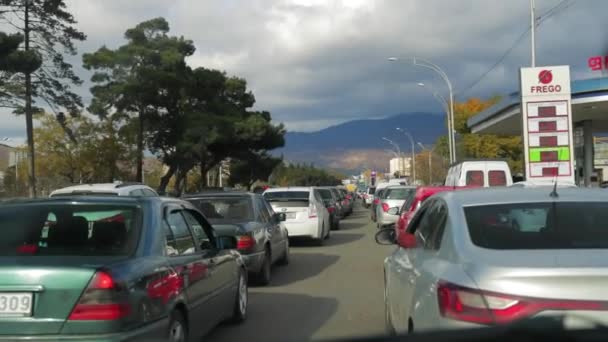 Tiflis, Georgia - 23 de noviembre de 2018: Movimiento ocupado en la avenida o la calle durante el día de otoño. Tráfico lento en movimiento en la calle, atasco de tráfico — Vídeos de Stock