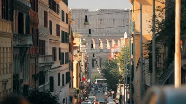 Roma, Itália. Coliseu também conhecido como Anfiteatro Flaviano. Tráfego em Roma perto do famoso marco mundial — Vídeo de Stock