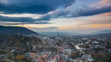 Tiflis, Georgia. Gece Aydınlanmasındaki Ünlü Simgelerin En İyi Manzarası. Gürcistan başkenti Skyline Cityscape. Günbatımında Şehir ve Gece Aydınlanması. Gündüzden Geceye Geçiş