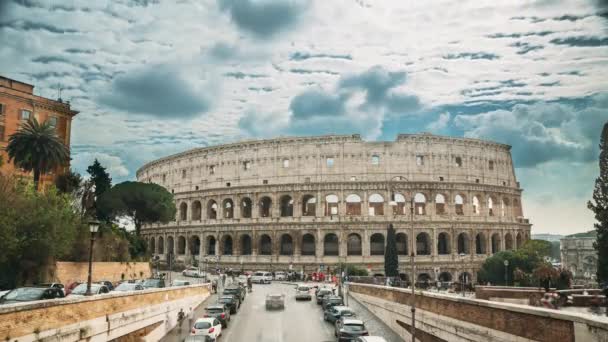 Rom, Italien. Kolosseum. Verkehr in der Nähe des flavischen Amphitheaters. Berühmtes Wahrzeichen der Welt. UNESCO — Stockvideo