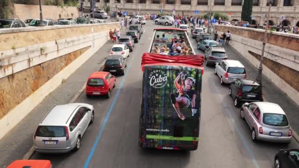 Roma, Italia - 21 de octubre de 2018: Coliseo. Red Hop On Hop Off Bus turístico para hacer turismo en la calle cerca del Anfiteatro Flavio. Famoso monumento mundial de la UNESCO. City Sightseeing Tour. cámara lenta . — Vídeos de Stock