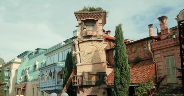 Tbilisi, Georgia. Slavný Rezo Gabriadze Marionette Theater Clock Tower On Old City. Muzeum loutkového divadla v Tbilisi, Gruzie — Stock video