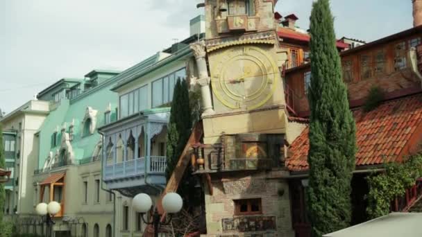 Tbilisi, Geórgia - 23 de novembro de 2018: Pessoas caminhando perto do famoso Rezo Gabriadze Marionette Theater Clock Tower On Old City. Museu do Teatro de Marionetes em Tbilisi — Vídeo de Stock