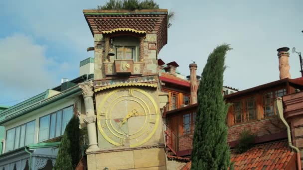 Tiflis, Georgien. Berühmte Rezo Gabriadze Marionette Theater Uhrturm auf der Altstadt. Puppentheatermuseum in Tiflis, Georgien, Kaukasus, Asien. Schließen — Stockvideo