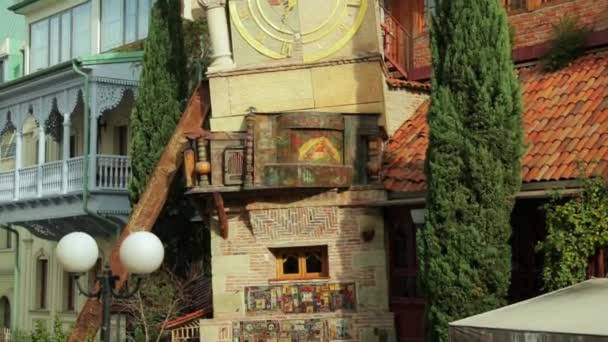 Tbilisi, Georgia. Slavný Rezo Gabriadze Marionette Theater Clock Tower On Old City. Muzeum loutkového divadla v Tbilisi, Gruzie, Kavkaz, Asie. Zavřít — Stock video