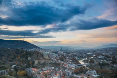 Tiflis, Georgia. Gece Aydınlanmasındaki Ünlü Simgelerin En İyi Manzarası. Gürcistan başkenti Skyline Cityscape. Günbatımında Şehir ve Gece Aydınlanması. Gündüzden Geceye Geçiş