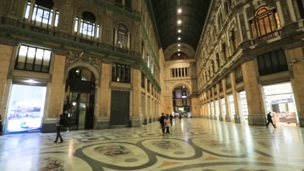 Neapel, Italien - 16. Oktober 2018: Innenraum der Galleria Umberto I — Stockvideo