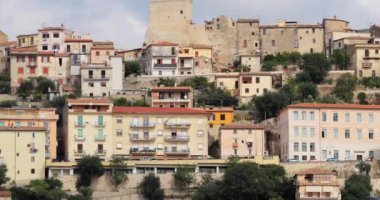 Monte San Biagio, İtalya. Residential Area 'nın en iyi manzarası. Sonbahar Günü Mavi Bulutlu Gökyüzü Altında Şehir