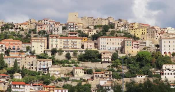 イタリアのモンテ・サン・ビアジオ。住宅地のトップビュー。青空の下の秋の日の都市景観 — ストック動画