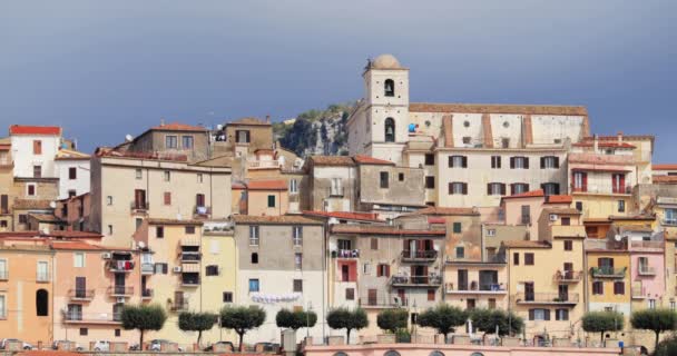 Monte San Biagio, Italia. Vista dall'alto della zona residenziale. Paesaggio urbano in autunno giorno sotto cielo nuvoloso blu — Video Stock