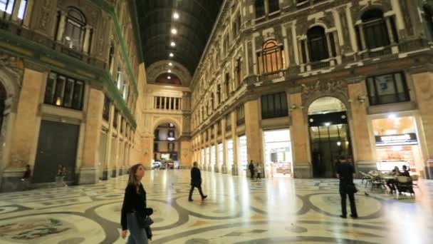 Nápoles, Itália - 16 de outubro de 2018: Interior da Galleria Umberto I — Vídeo de Stock