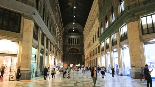 Neapel, Italien - 16. Oktober 2018: Innenraum der Galleria Umberto I — Stockvideo