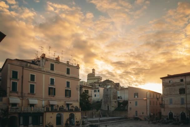 Terracina, Itálie. Piazza Municipio a pohled na hrad Castello Frangipane v horním městě v čase východu slunce — Stock video
