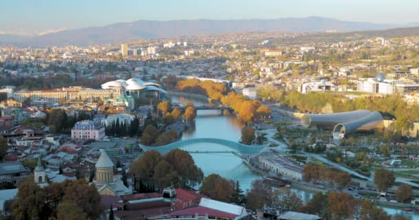 Tbilisi w Georgii. Top View Of Famous Zabytki Jesienią wieczorem. Gruzińska stolica Skyline Cityscape. Dom Sprawiedliwości, Most Pokoju, Sala Koncertowa, Rike Park i Pałac Prezydencki — Wideo stockowe