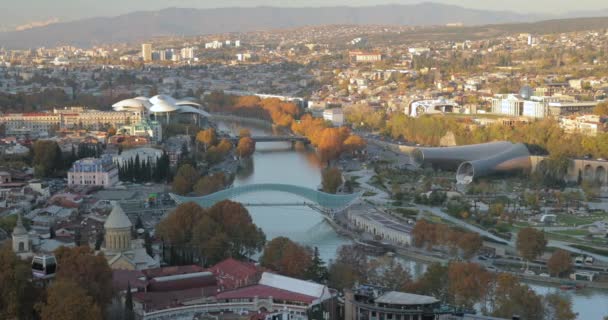 Tbilissi, Géorgie. Vue du dessus des monuments célèbres en soirée d'automne. Capitale géorgienne Paysage urbain Skyline. Justice House, pont de la paix, salle de concert, Rike Park et palais présidentiel. téléphérique — Video