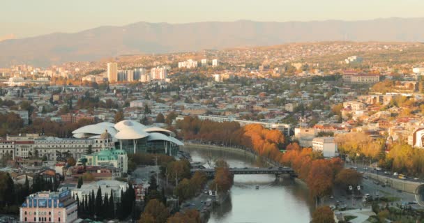 Tbilissi, Géorgie. Vue du dessus des monuments célèbres en soirée d'automne. Capitale géorgienne Paysage urbain Skyline. Justice House — Video