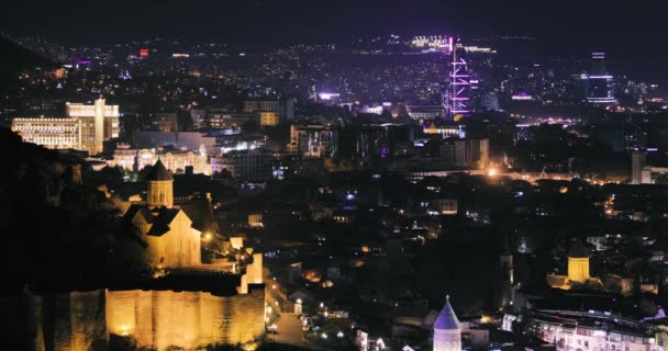 Tbilisi och Georgia. Överst på sidan Narikala fästning Amd Modern skyskrapa i höst kväll. Georgiens huvudstad Skyline Cityscape — Stockvideo