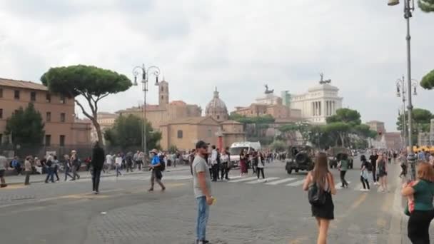 Rom, Italien - 21. Oktober 2018: Umzug mit Sirene Notfall-Rettungswagen Reanimation Fiat Van Auto auf der Via Dei Fori Imperiali Straße — Stockvideo