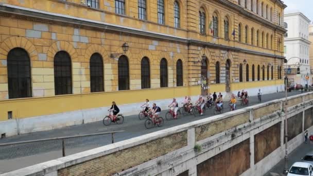 Roma, Itália - 21 de outubro de 2018: Grupo de pessoas pedalando de bicicleta na cidade — Vídeo de Stock