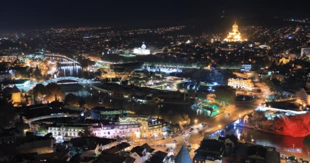 Tbilisi och Georgia. Top View Of Famous Landmarks In Night Illuminations. Georgiens huvudstad Skyline Cityscape — Stockvideo