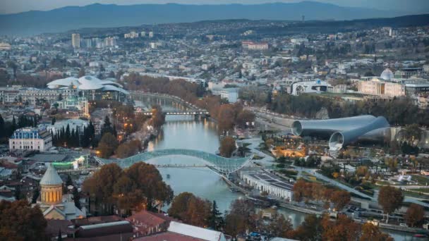 Tbilissi, Géorgie. Vue du dessus des monuments célèbres dans les illuminations du soir ou de nuit. Capitale géorgienne Paysage urbain Skyline — Video