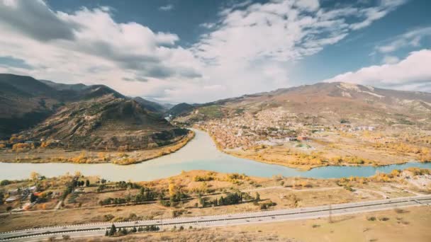 Mtskheta Georgia. Vista dall'alto Skyline Di Città Antica Situato A Valle Di Confluenza Di Fiumi Mtkvari Kura, Aragvi In Altopiani Pittoreschi — Video Stock