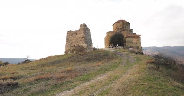 Mccheta w Georgii. Jvari, Gruziński Klasztor Prawosławny, Światowe Dziedzictwo UNESCO. Starożytna świątynia — Wideo stockowe