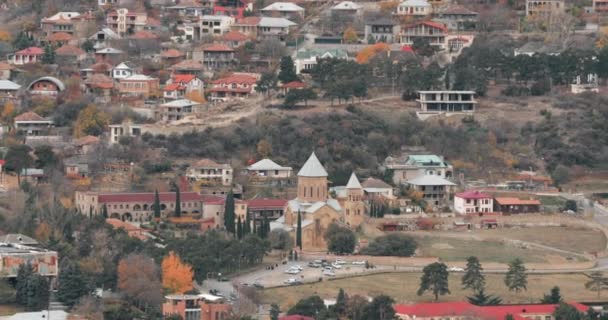 Μτσκέτα Τζόρτζια. Άποψη της αρχαίας πόλης και το μοναστήρι Samtavro κατά τη διάρκεια της ημέρας του φθινοπώρου. Sammavro Μεταμόρφωση Ορθόδοξη Εκκλησία και Μοναστήρι του Αγίου Nino στην Mtskheta — Αρχείο Βίντεο