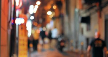 Bulanık Bokeh Gecesi Trafik Arkaplanı. Bulanık Renkli Bokeh Arkaplanı Dar Caddenin Odaklanmış Işıkları