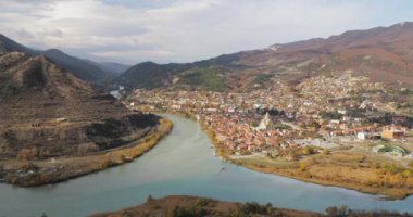Mtskheta, Georgia. Mtkvari Kura ve Aragvi nehirlerinin birleşim vadisinde, Picturesque Highlands 'de yer alan antik kentin en iyi manzarası. Sonbahar Sezonu