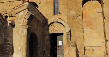 Mtskheta, Georgia. Jvari, Gürcistan Ortodoks Manastırı, UNESCO 'nun Dünya Mirası' nı Ziyaret Eden İnsanlar. Antik Tapınak