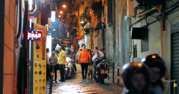Naples, Italy - 18 жовтня 2018: Night Traffic with Scooters And Bikes In Narrow Via Giuseppe Simonelli Street — стокове відео