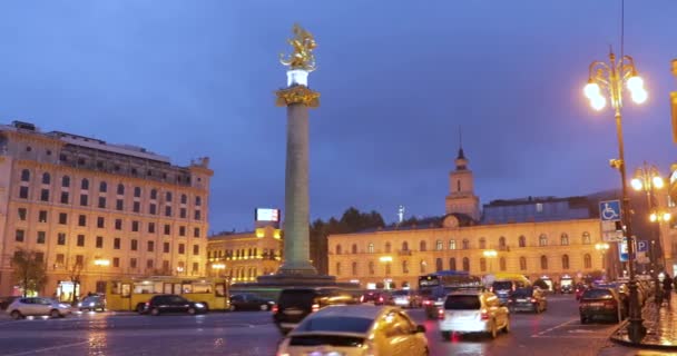 Τιφλίδα, Γεωργία. Μνημείο Ελευθερίας Απεικόνιση St George Slaying Dragon and Tbilisi City Hall In Freedom Square In City Center. Κυκλοφορία Κοντά σε διάσημο ορόσημο σε απογευματινό φωτισμό — Αρχείο Βίντεο