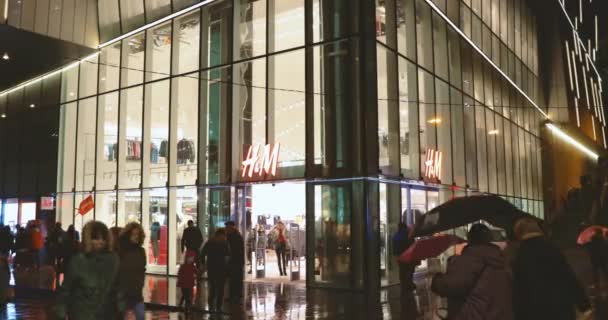 Tbilisi, Georgien - 22 november 2018: Night View Of Shopping Mall Galleria Tbilisi In Liberty Square tunnelbanestation. Människor promenader nära shoppingcenter — Stockvideo