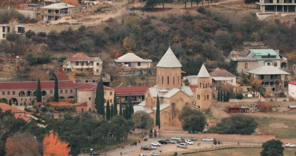 Mtskheta Georgia. Top uitzicht op de oude stad en Samtavro klooster tijdens de herfstdag. Samtavro Transfiguratie Orthodoxe Kerk en klooster van St. Nino in Mtskheta — Stockvideo