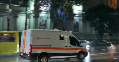 Tiflis, Gürcistan - 22 Kasım 2018 Gürcistan Zırhlı Araç Aktif Çatı Işıkları Parlayan Değerli Taşımacılık. Gece Shota Rustaveli Caddesi 'nde trafik