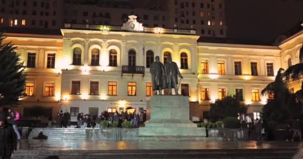 Tiflis, Georgien - 22. November 2018: Kinder und Eltern verlassen am Herbstabend das Gebäude des klassischen Gymnasiums in Tiflis. 1. Tiflis-Gymnasium und Statue von Tschawtschawadse und Zereteli — Stockvideo