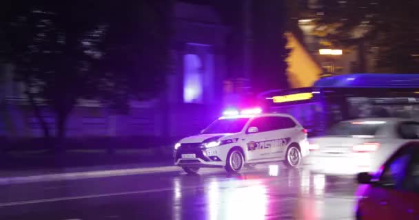 Tbilisi, Georgië - 22 november 2018: Verkeerspolitieauto met actief dakraam Flashing Lights bieden beveiliging. Emergency Lights System Els geactiveerd rijden in de nacht Shota Rustaveli Avenue Street Videoclip