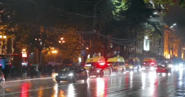 Tbilisi, Georgië - 22 november 2018: Verkeerspolitieauto met actief dakraam Flashing Lights bieden beveiliging. Emergency Lights System Els geactiveerd rijden in de nacht Shota Rustaveli Avenue — Stockvideo