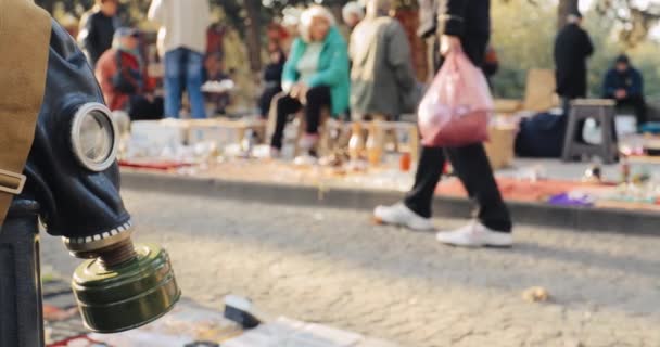 Tbilisi, Georgia. Loja Mercado de pulgas de antiguidades Coisas antigas retro vintage na ponte seca em Tbilisi. Máscaras de gás soviéticas antigas — Vídeo de Stock