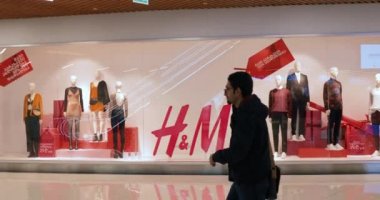 Tiflis, Gürcistan - 22 Kasım 2018: Alışveriş Merkezi Galerisi 'nde H M Hennes Mauritz Mağazası Yakınlarında Yürüyen İnsanlar.