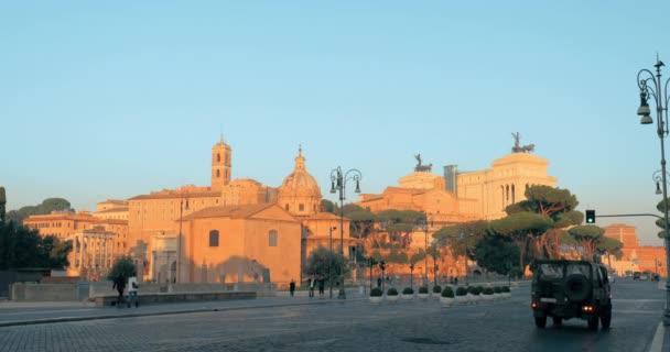 Рим, Італія. Двоє військових вантажівок їздять по вулиці Via Dei Fori Imperiali в сонячний літній ранок. Військові машини У історичному центрі Риму — стокове відео