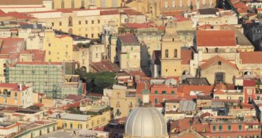 Napoli, İtalya. Sunny Day 'in ünlü simgeleriyle Top View City Skyline. Birçok Eski Kilise ve Tapınak
