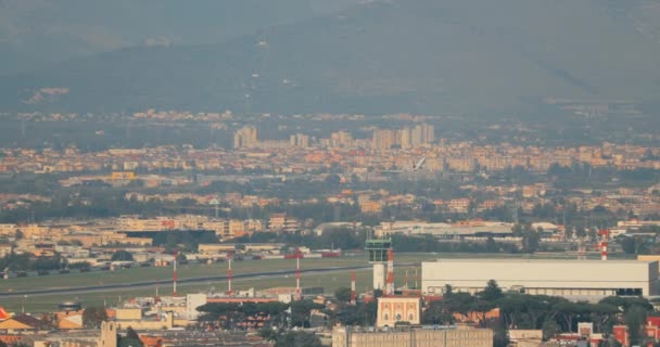 Neapel, Italien. Flygplan lyfter från Neapels internationella flygplats — Stockvideo