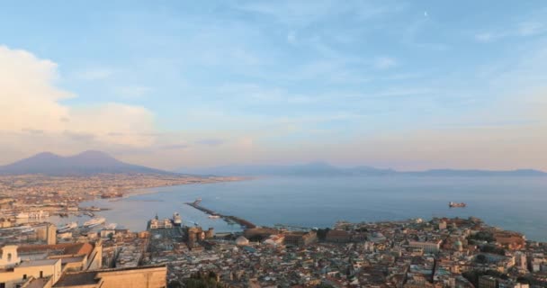 Neapol, Włochy. Widok na panoramę Neapolu z Wezuwiuszem i Zatoką Neapolitańską. — Wideo stockowe